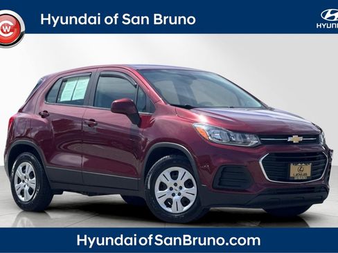 Used 2017 Chevrolet Trax LS FWD image 1