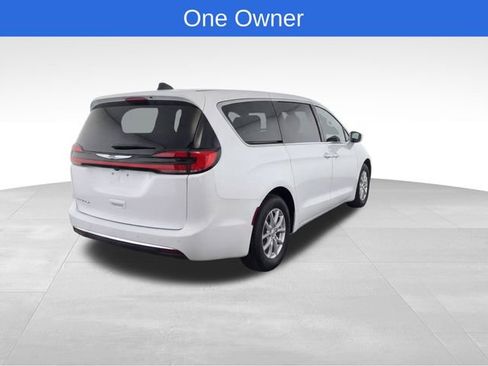 Used 2024 Chrysler Pacifica Touring-L FWD image 4
