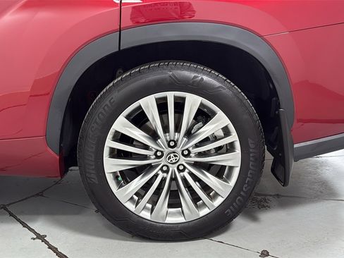 Certified 2025 Toyota Highlander Platinum image 24