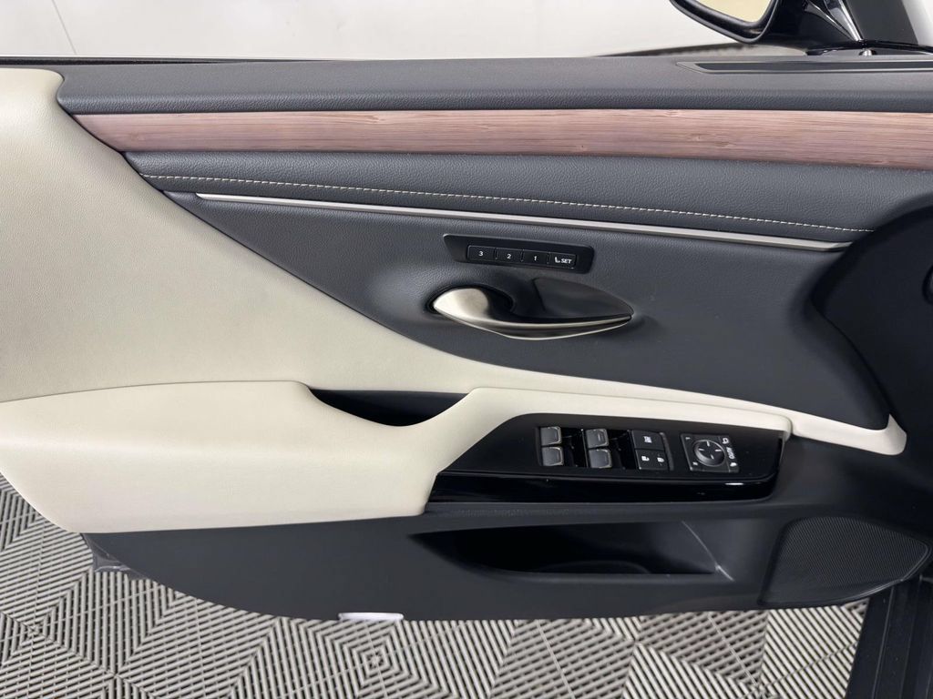 Used 2024 Lexus ES 350 w/ Premium Package FWD image 16