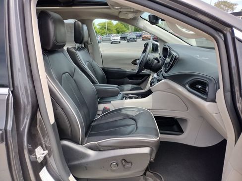 Used 2023 Chrysler Pacifica Limited FWD image 23