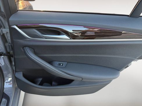 Used 2022 BMW 530e w/ M Sport Package image 31