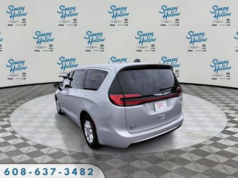 Used 2024 Chrysler Pacifica Touring-L image 7