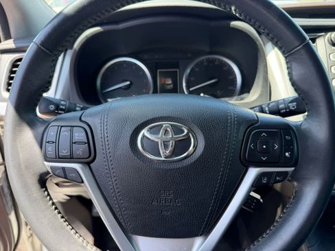 Used 2017 Toyota Highlander XLE FWD image 11