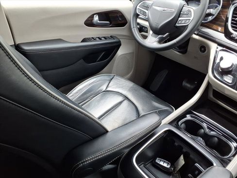 Used 2023 Chrysler Pacifica Limited FWD image 16