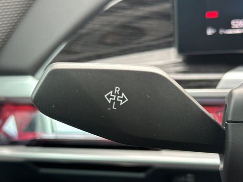 Used 2025 BMW 740i w/ Premium Package image 33