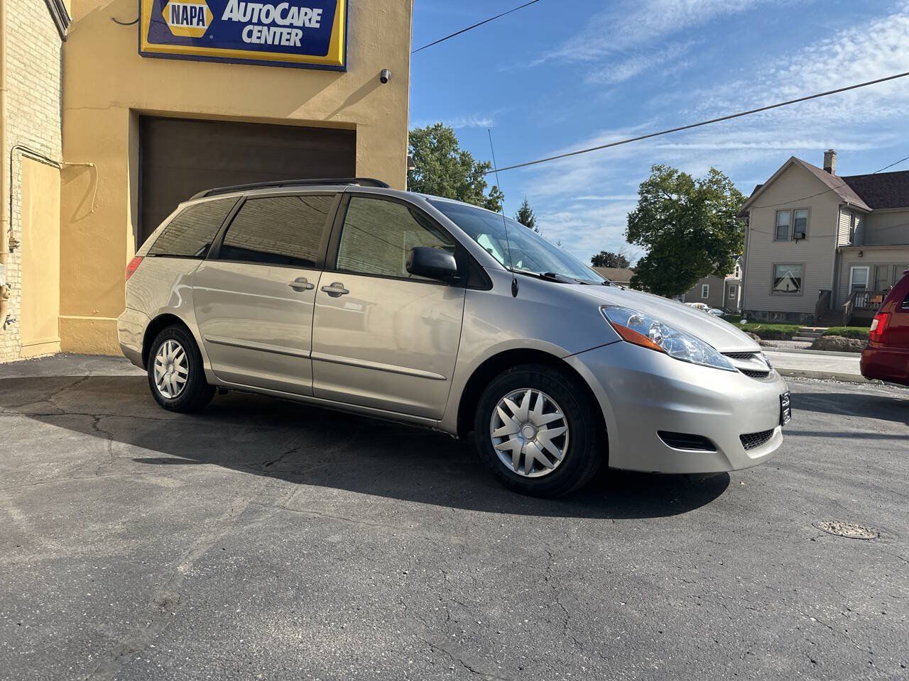 Used 2007 Toyota Sienna LE w/ LE Pkg 1 FWD image 4