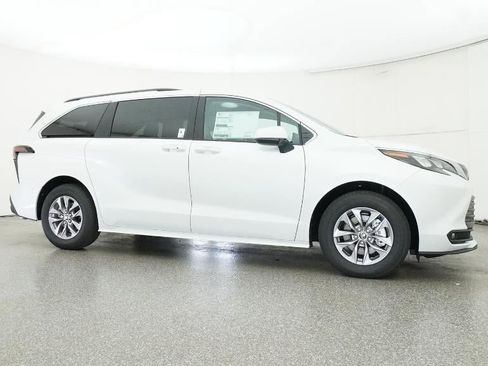 New 2026 Toyota Sienna XLE image 28