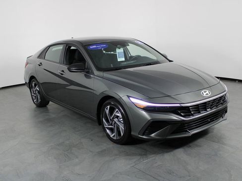 Certified 2025 Hyundai Elantra SEL image 13