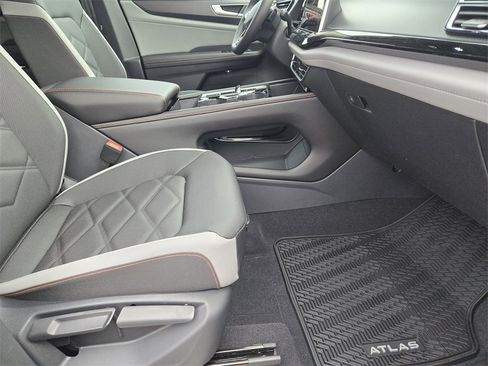 New 2026 Volkswagen Atlas Peak Edition image 12