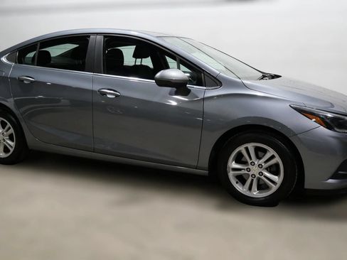 Used 2018 Chevrolet Cruze LT FWD image 3