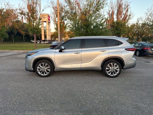 Used 2023 Toyota Highlander Limited FWD image 2