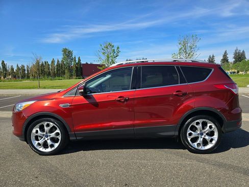 Used 2014 Ford Escape Titanium w/ Equipment Group 401A FWD image 2