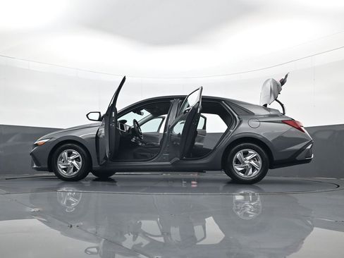 Certified 2024 Hyundai Elantra SE image 34