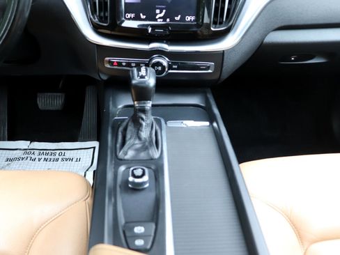 Used 2018 Volvo XC60 T5 Momentum w/ Vision Package image 18
