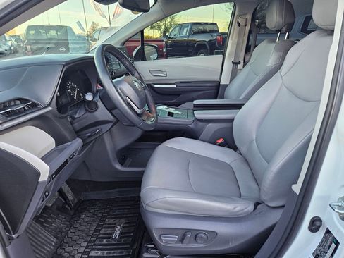 Used 2021 Toyota Sienna XLE image 17