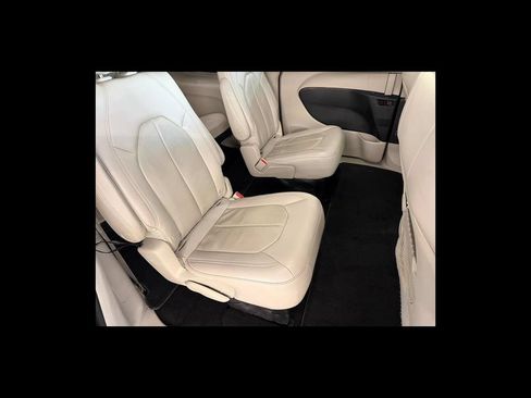 Used 2018 Chrysler Pacifica Touring-L FWD image 19