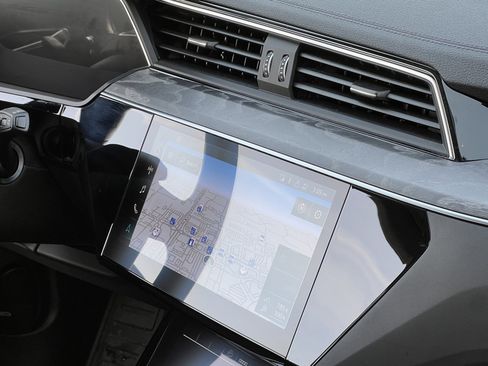 Used 2023 Audi e-tron Premium Plus w/ Premium Plus Package image 31