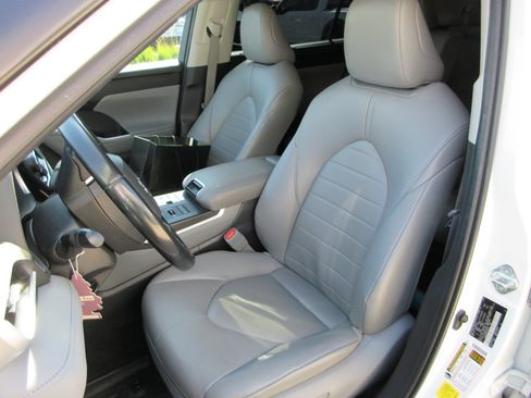 Used 2023 Toyota Highlander XLE AWD/4WD image 20