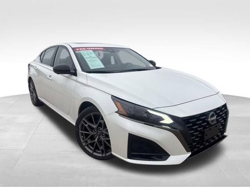 Used 2023 Nissan Altima 2.0 SR FWD image 2
