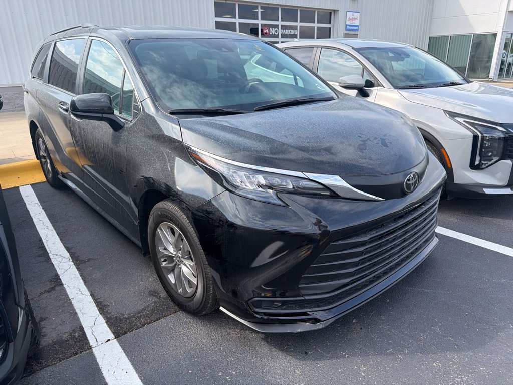 Used 2026 Toyota Sienna LE FWD image 3