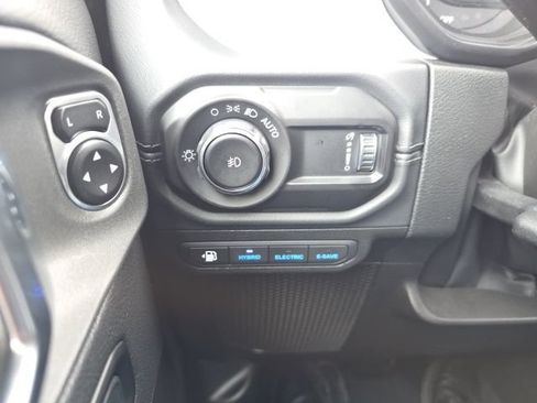 Used 2025 Jeep Wrangler Unlimited Sahara w/ Safety Group AWD/4WD image 21