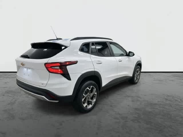 Used 2025 Chevrolet Trax LT w/ LT Convenience Package FWD image 3