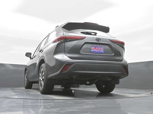 Used 2024 Toyota Highlander XLE image 32