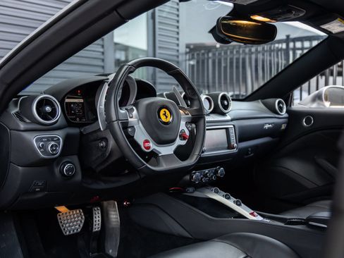Used 2015 Ferrari California T RWD image 29