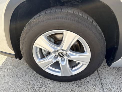 Used 2023 Toyota Highlander LE image 11