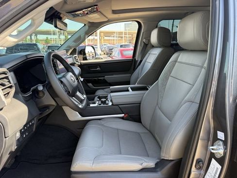 Used 2024 Toyota Tundra Limited AWD/4WD image 30