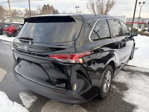 Used 2021 Toyota Sienna LE image 7