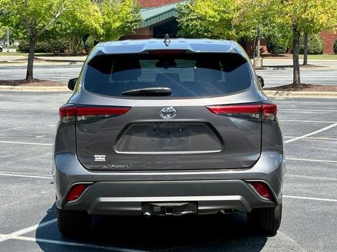 Used 2021 Toyota Highlander L FWD image 6