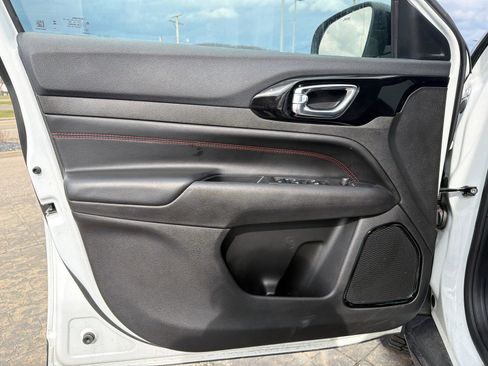 Used 2025 Jeep Compass Trailhawk image 13