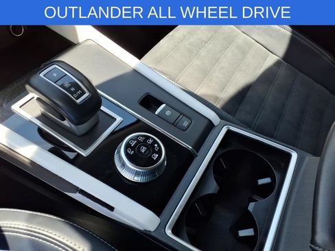 Used 2024 Mitsubishi Outlander AWD image 19
