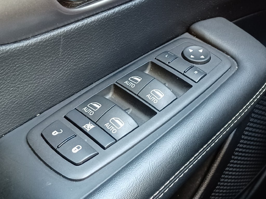 Used 2025 Chrysler Pacifica Select FWD image 8