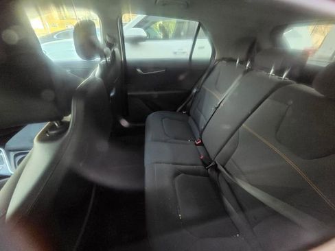 Used 2025 Kia Niro LX image 6