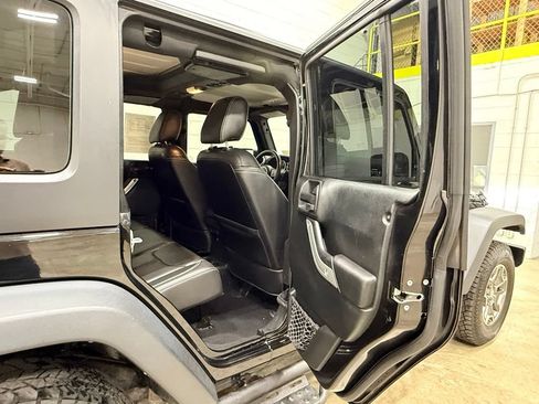 Used 2018 Jeep Wrangler Unlimited Rubicon w/ Connectivity Group AWD/4WD image 37