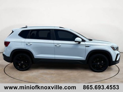 Used 2024 Volkswagen Taos SE FWD image 2