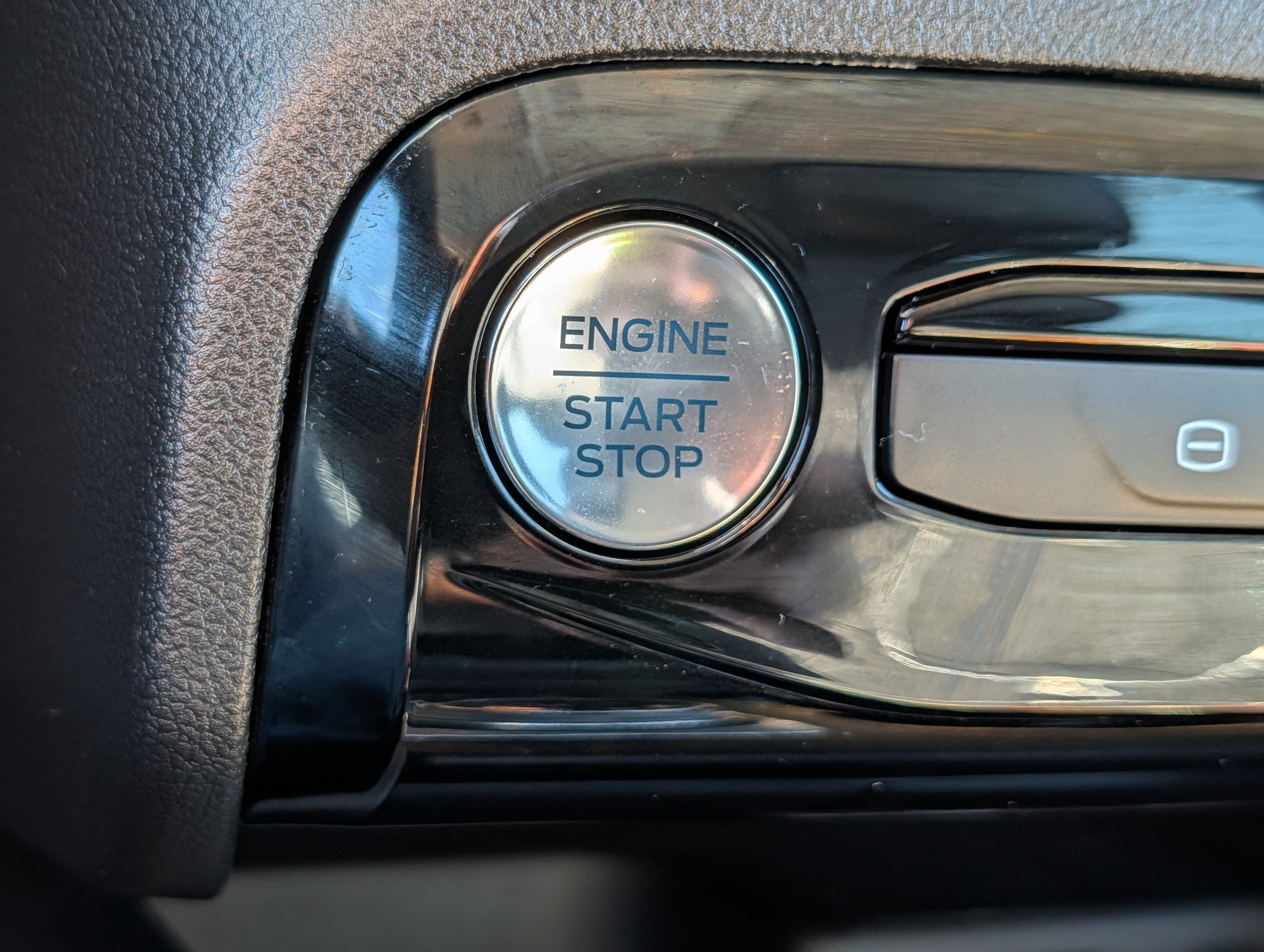 Used 2025 Ford Escape SE w/ Class II Trailer Tow Package FWD image 29