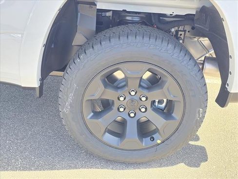 New 2026 RAM 1500 4x4 Crew Cab image 7