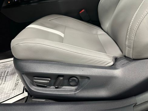 Used 2025 Toyota Camry SE image 12