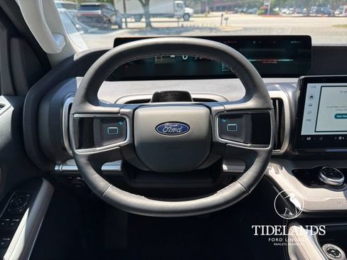 Certified 2025 Ford Expedition Active AWD/4WD image 18