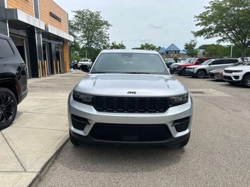 Used 2024 Jeep Grand Cherokee Altitude AWD/4WD image 2