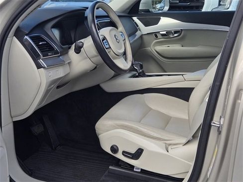 Used 2018 Volvo XC90 T6 Momentum w/ Convenience Package image 12