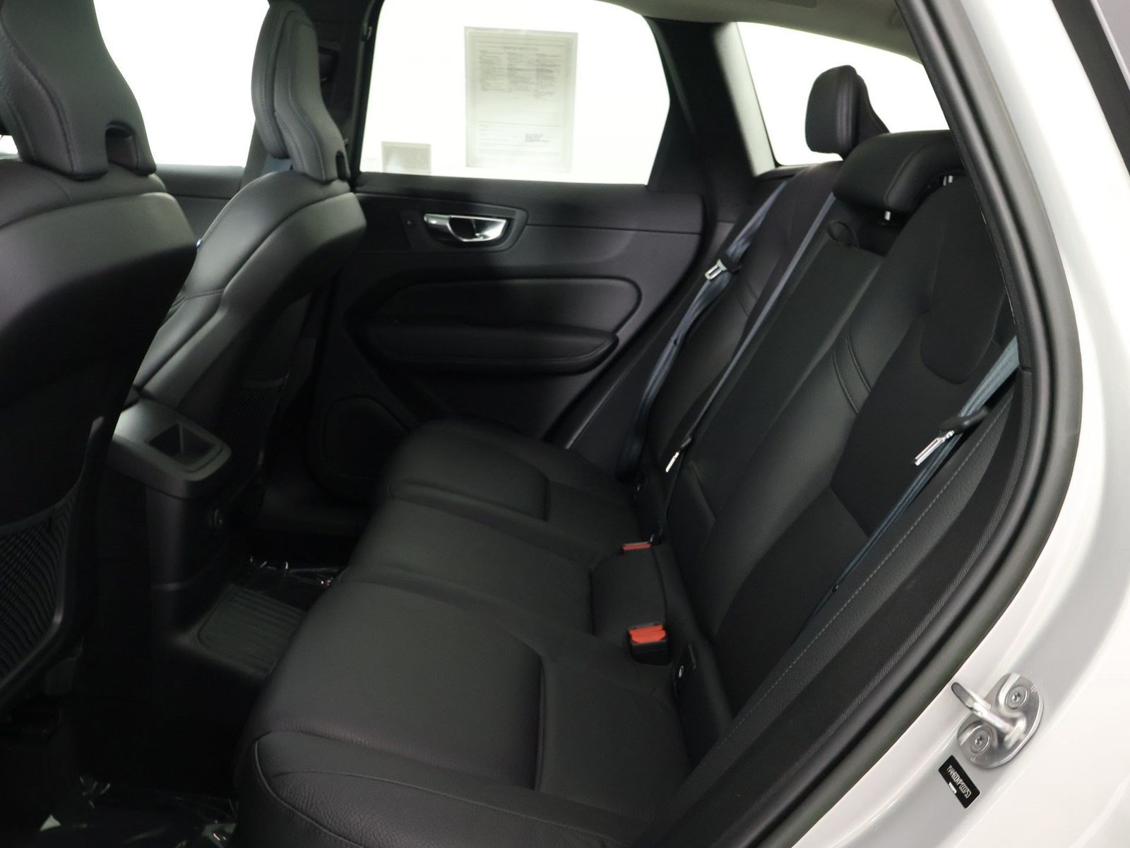 Certified 2023 Volvo XC60 T8 Plus AWD/4WD image 32