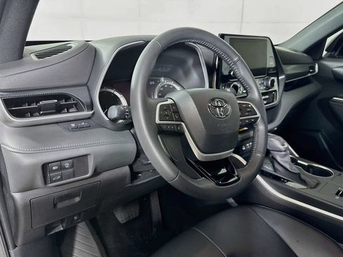 Used 2023 Toyota Highlander XSE FWD image 10