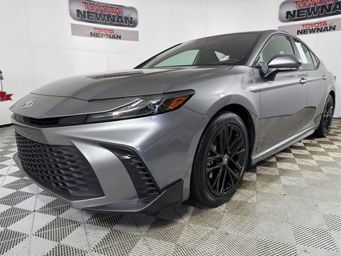 Used 2025 Toyota Camry SE image 7