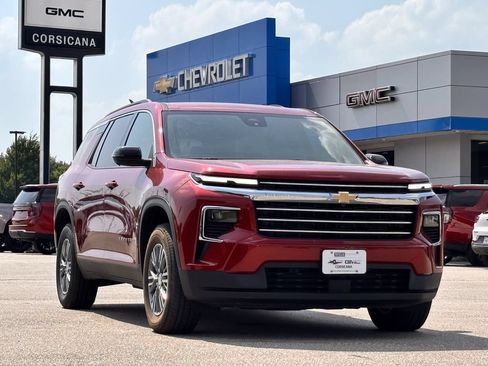 Used 2025 Chevrolet Traverse LT w/ Driver Confidence Package FWD image 2