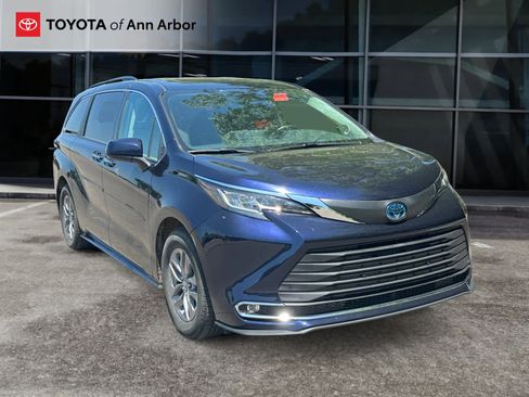 Used 2022 Toyota Sienna XLE AWD/4WD image 1
